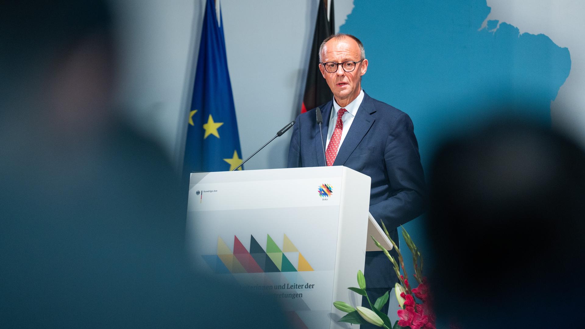 Bundeskanzler Friedrich Merz (CDU) spricht bei der Eröffnung der Konferenz der Leiterinnen und Leiter deutscher Auslandsvertretungen. Bundeskanzler Friedrich Merz (CDU) spricht bei der Eröffnung der Konferenz der Leiterinnen und Leiter deutscher Auslandsvertretungen.