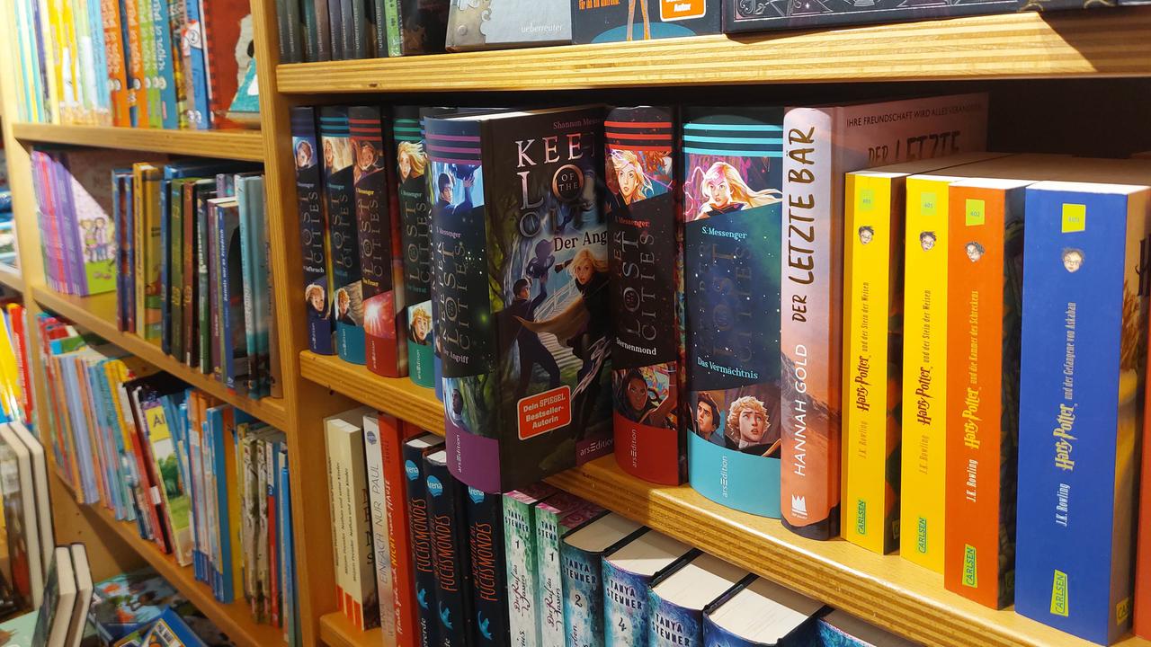 Jugendbücher stehen in einem Bücherregal in einer Buchhandlung.