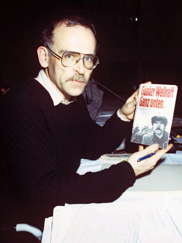Der investigative Journalist Günter Wallraff stellt im Januar 1986 sein Buch "Ganz unten" vor, das er in der Hand hält.