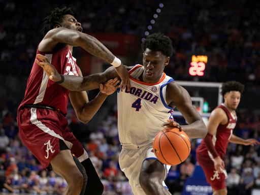 Floridas Basketballer Tyrese Samuel (4) duelliert sich mit Alabamas Stürmer Nick Pringle (23) während eines Spiels der NCAA-College-Liga. (AP Photo/Alan Youngblood)