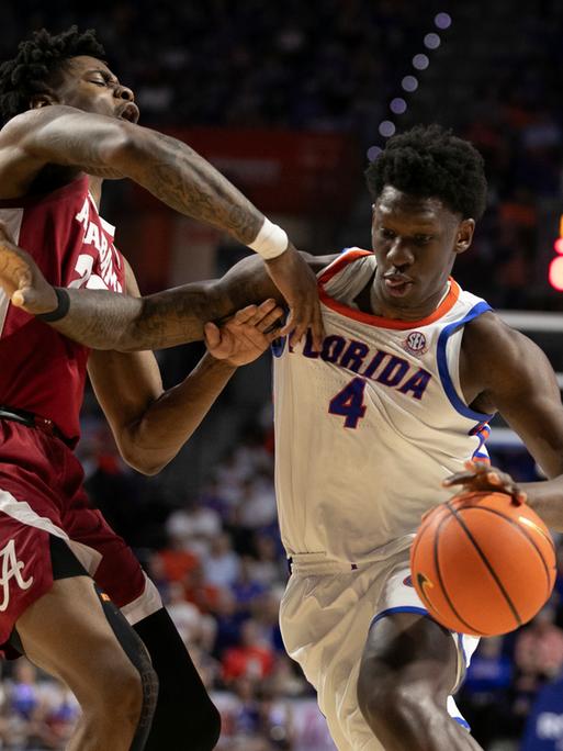 Floridas Basketballer Tyrese Samuel (4) duelliert sich mit Alabamas Stürmer Nick Pringle (23) während eines Spiels der NCAA-College-Liga. (AP Photo/Alan Youngblood)