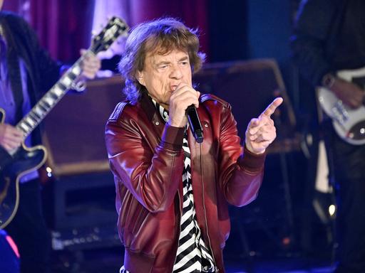 Der Sänger der Rolling Stones Mick Jagger singt auf einer Bühne.