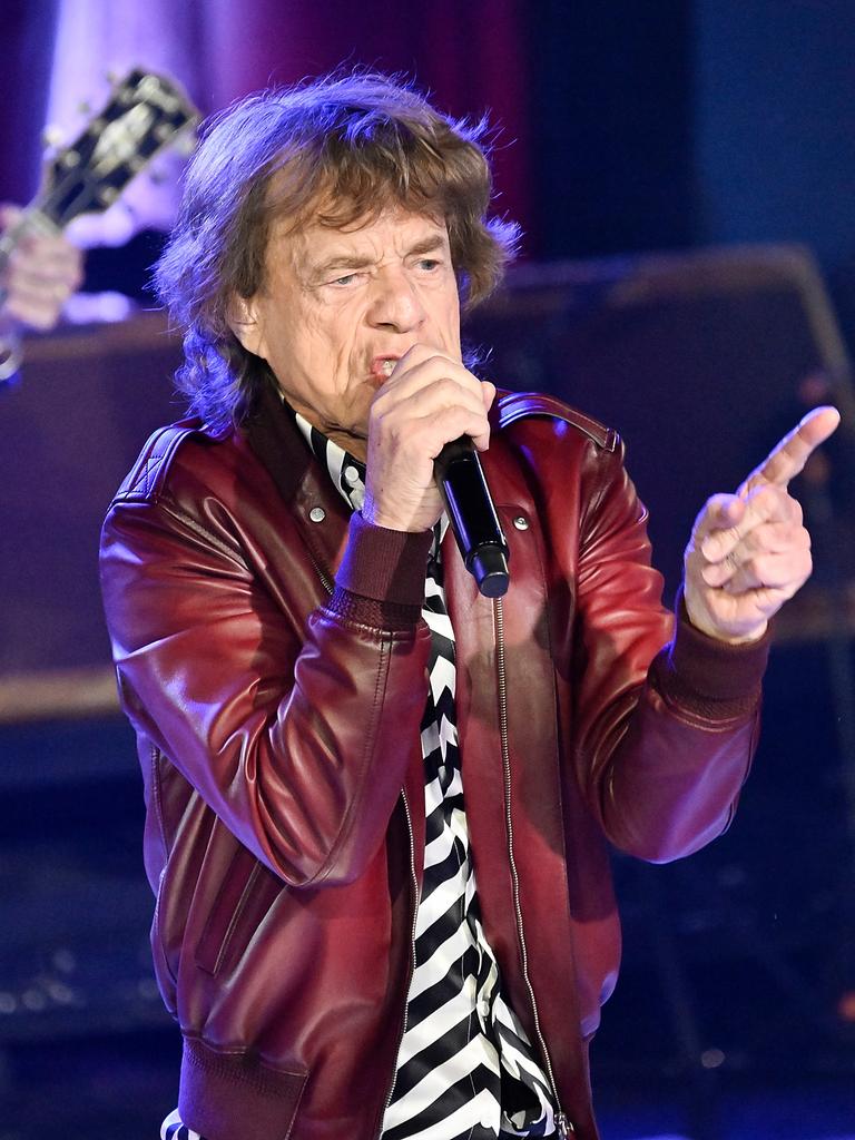 Der Sänger der Rolling Stones Mick Jagger singt auf einer Bühne.