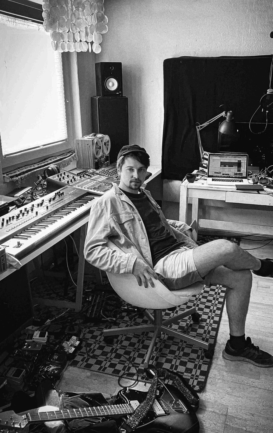 Alexander Scharf, Autor von „No One Is Coming Except the Waves”