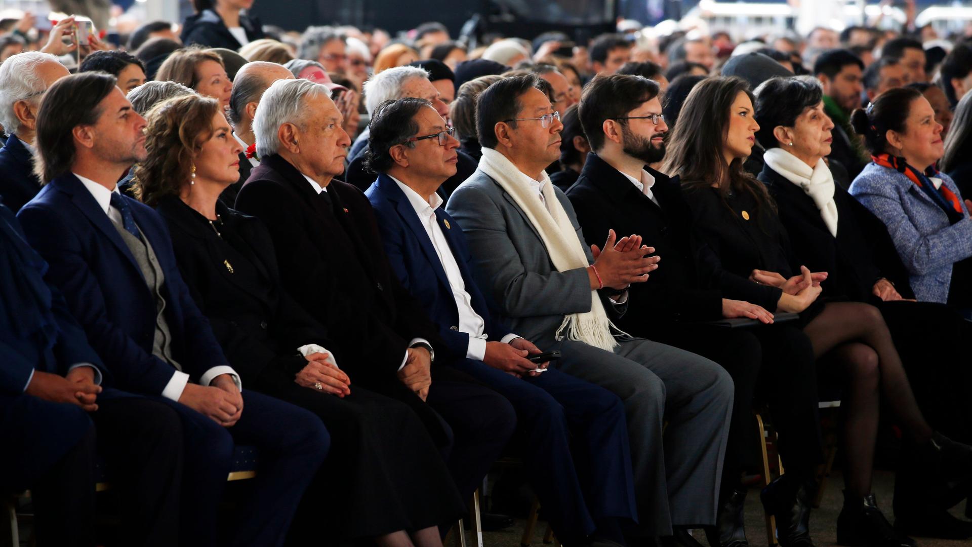 Von links: Uruguays Präsident Luis Lacalle Pou, Mexikos First Lady Beatriz Gutierrez Muller und Präsident Andres Manuel Lopez Obrador, Kolumbiens Präsident Gustavo Petro, Boliviens Präsident Luis Arce, Chiles Präsident Gabriel Boric and seine Frau Irina Karamanos, und Isabel Allende. Von links: Uruguays Präsident Luis Lacalle Pou, Mexikos First Lady Beatriz Gutierrez Muller und Präsident Andres Manuel Lopez Obrador, Kolumbiens Präsident Gustavo Petro, Boliviens Präsident Luis Arce, Chiles Präsident Gabriel Boric and seine Frau Irina Karamanos, und Isabel Allende.