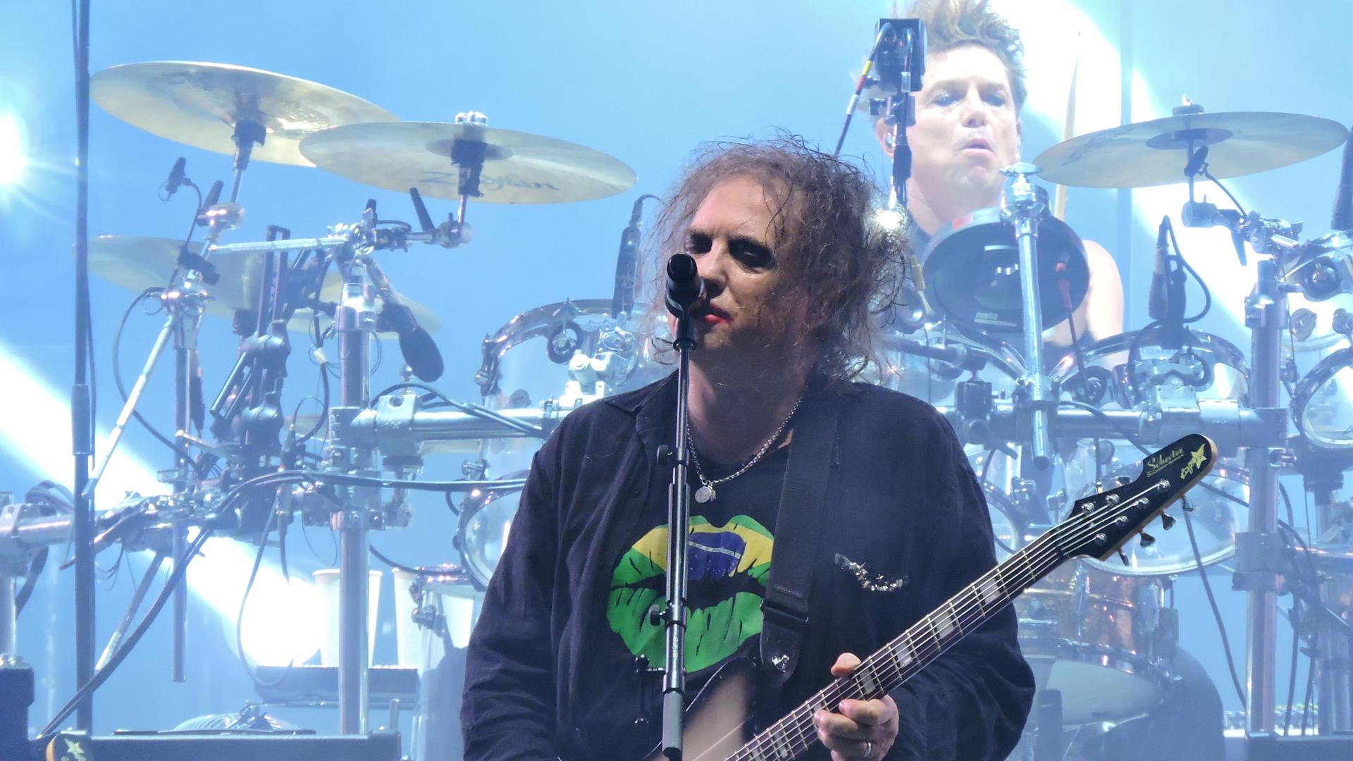 Die Band The Cure bei einem Konzert in Sao Paolo, Brasilien: Sänger und Gitarrist Robert Smith steht vor einem Mikrofon