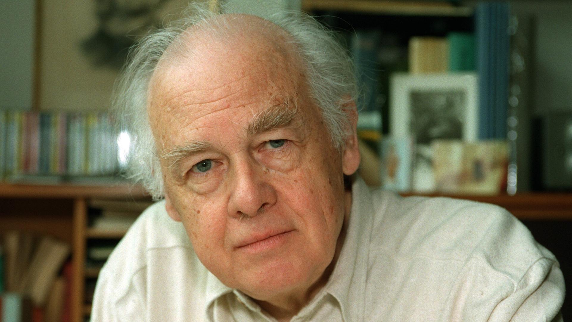 Giselher Klebe deutscher Opernkomponist (u.a. "Jacobowsky und der Oberst", "Fastnachtsbeichte", "Der jüngste Tag") in seinem Arbeitszimmer. Giselher Klebe deutscher Opernkomponist (u.a. "Jacobowsky und der Oberst", "Fastnachtsbeichte", "Der jüngste Tag") in seinem Arbeitszimmer.