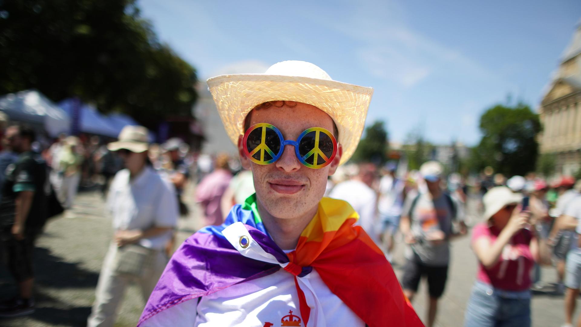 Ein kostümierter Teilnehmer posiert beim Pride-Marsch in Budapest. Ein kostümierter Teilnehmer posiert beim Pride-Marsch in Budapest.