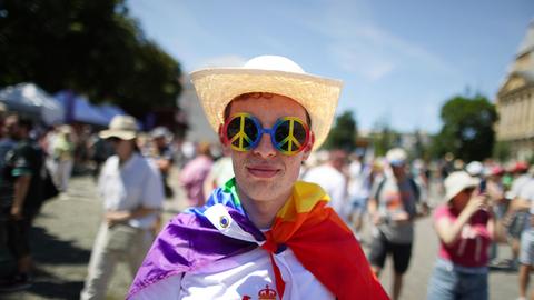 Ein kostümierter Teilnehmer posiert beim Pride-Marsch in Budapest. 