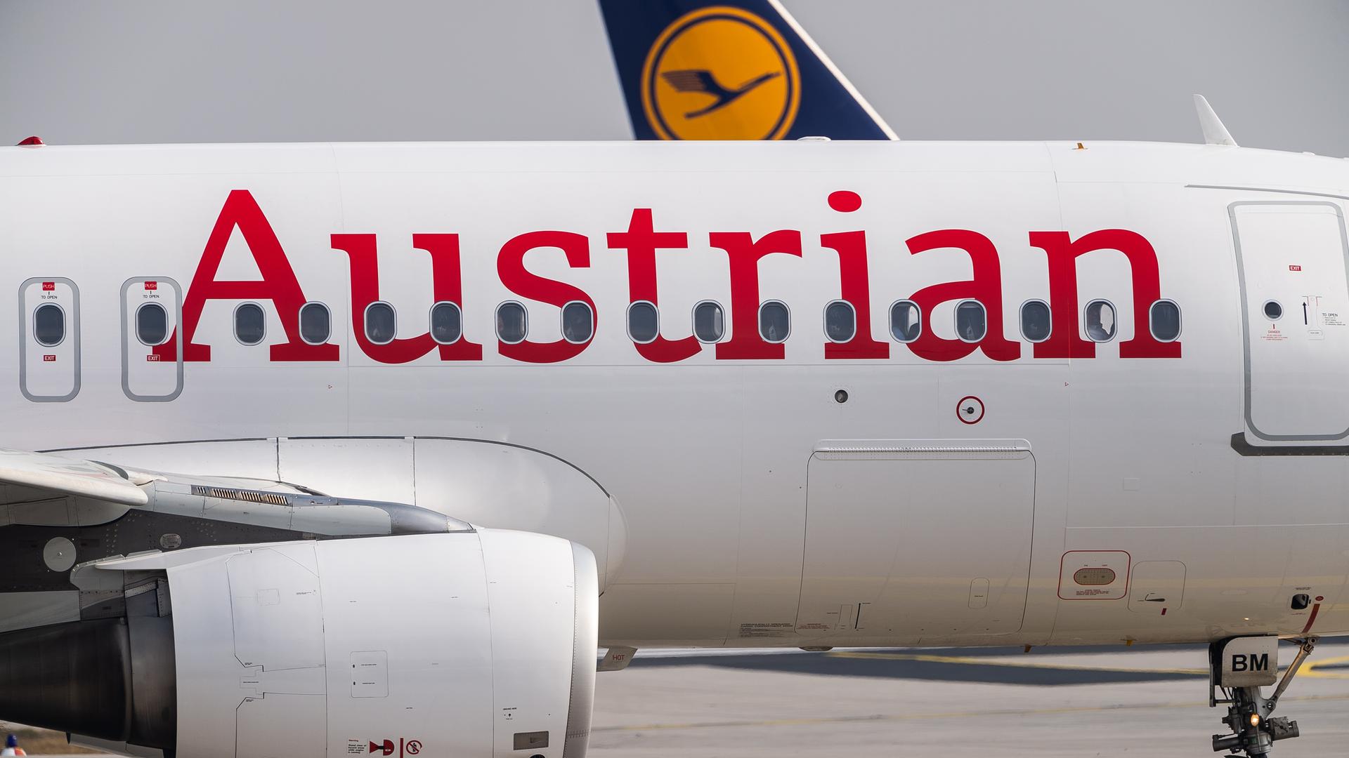 Eine Passagiermaschine der Fluggesellschaft Austrian Airlines rollt auf dem Flughafengelände zur Startbahn. Eine Passagiermaschine der Fluggesellschaft Austrian Airlines rollt auf dem Flughafengelände zur Startbahn.
