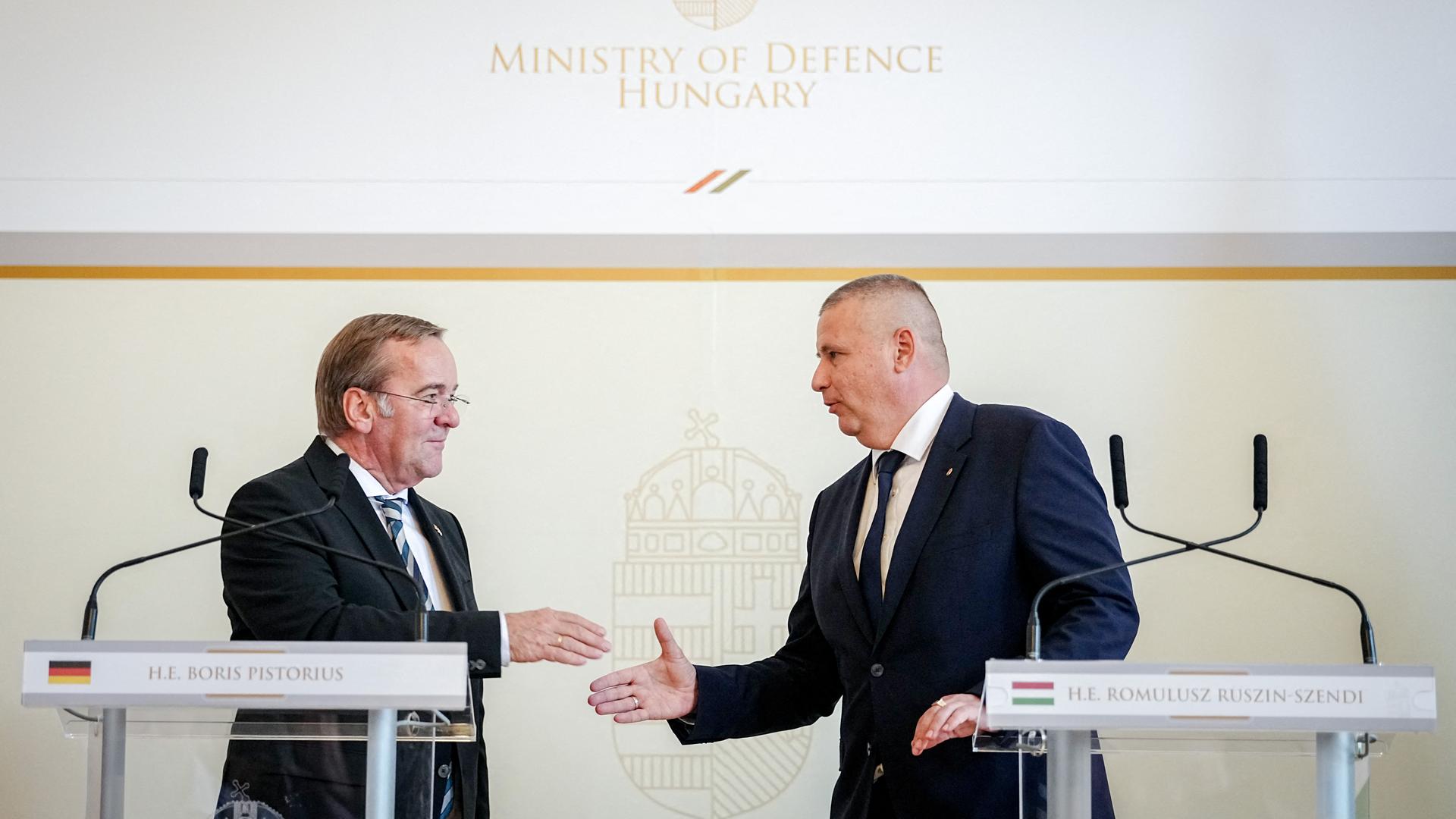 Bundesverteidigungsminister Boris Pistorius (SPD) und Romulusz Ruszin-Szendi, Verteidigungsminister von Ungarn, geben eine Pressekonferenz.