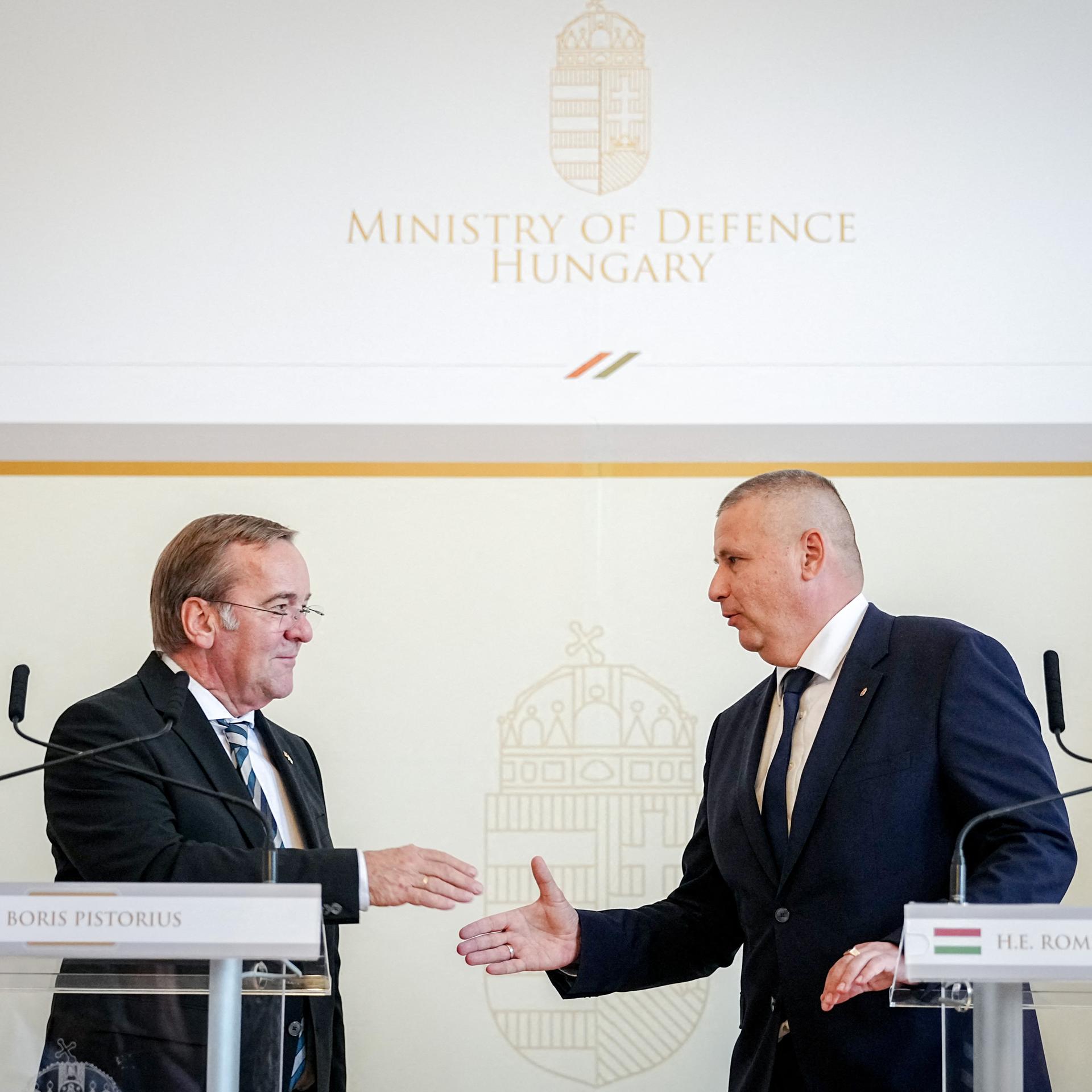 Bundesverteidigungsminister Boris Pistorius (SPD) und Romulusz Ruszin-Szendi, Verteidigungsminister von Ungarn, geben eine Pressekonferenz.