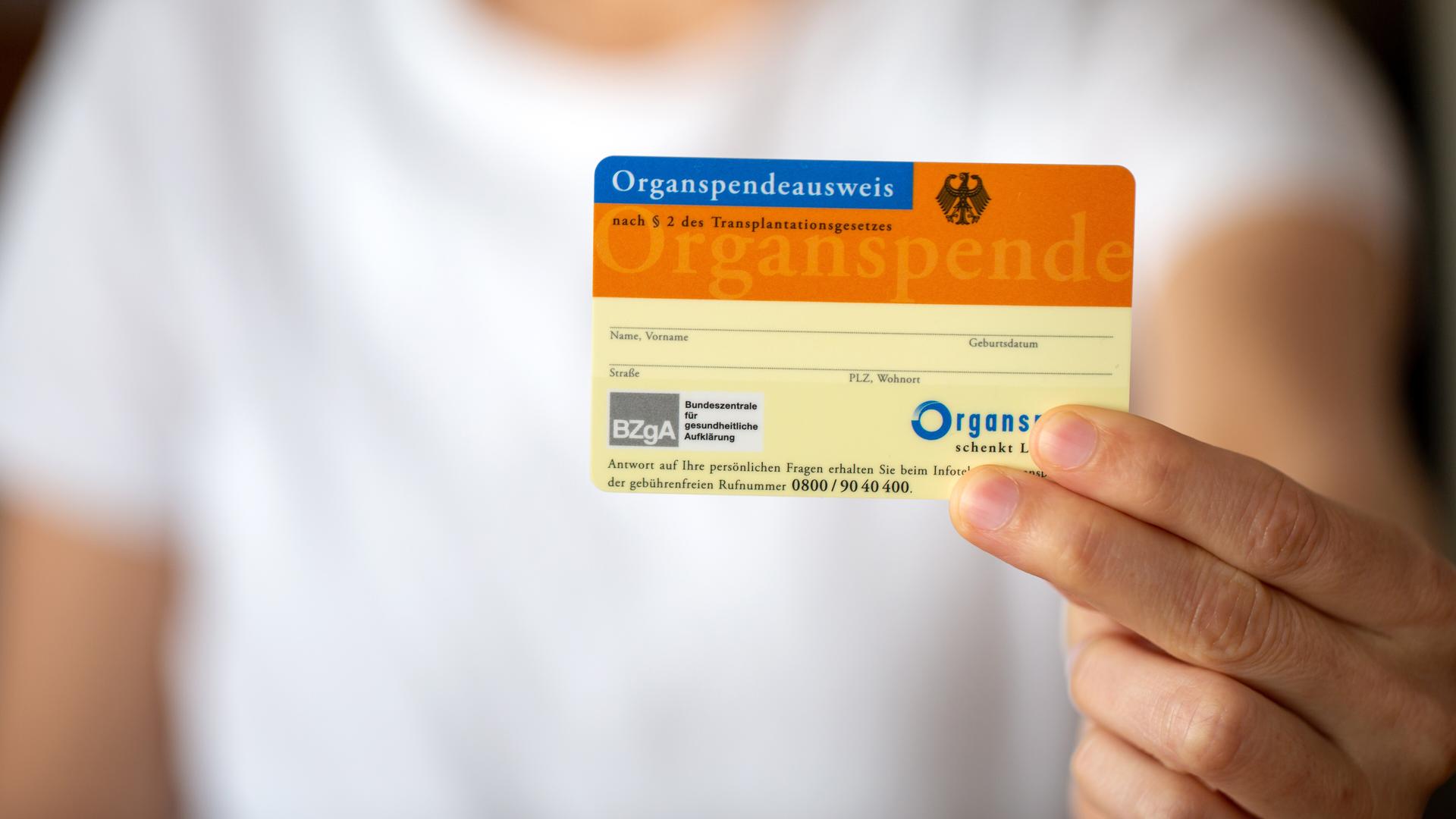 Ein Organspendeausweis wird in die Kamera gehalten