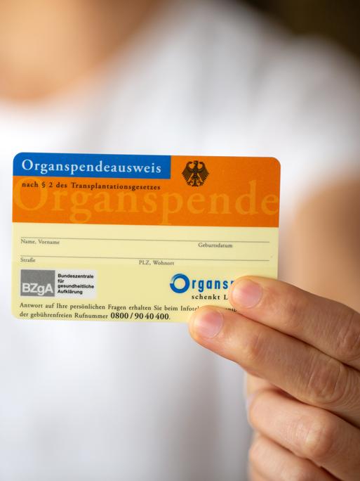 Ein Organspendeausweis wird in die Kamera gehalten Ein Organspendeausweis wird in die Kamera gehalten