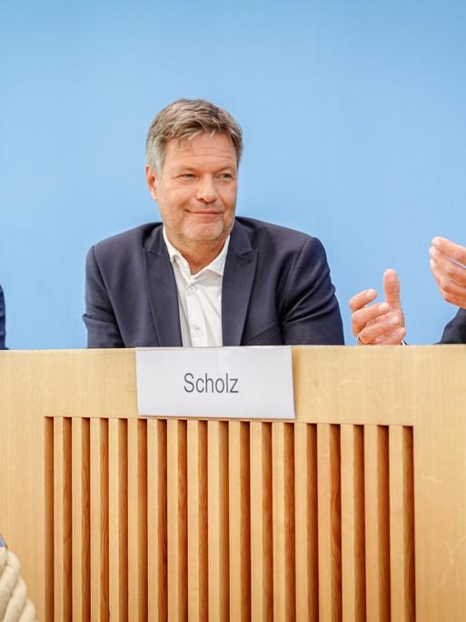 Bundeskanzler Olaf Scholz (SPD, r-l), Robert Habeck (Bündnis 90/Die Grünen), Bundesminister für Wirtschaft und Klimaschutz, und Christian Lindner (FDP), Bundesminister der Finanzen, nehmen an einer Pressekonferenz zum Haushaltsplan 2025 teil. Die Koalitionsparteien haben sich auf einen Entwurf zum Haushalt geeinigt.