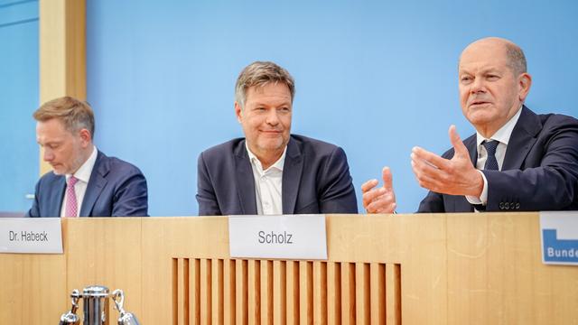 Bundeskanzler Olaf Scholz (SPD, r-l), Robert Habeck (Bündnis 90/Die Grünen), Bundesminister für Wirtschaft und Klimaschutz, und Christian Lindner (FDP), Bundesminister der Finanzen.