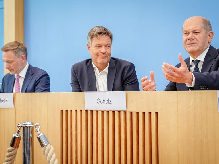 Bundeskanzler Olaf Scholz (SPD, r-l), Robert Habeck (Bündnis 90/Die Grünen), Bundesminister für Wirtschaft und Klimaschutz, und Christian Lindner (FDP), Bundesminister der Finanzen, nehmen an einer Pressekonferenz zum Haushaltsplan 2025 teil. Die Koalitionsparteien haben sich auf einen Entwurf zum Haushalt geeinigt.