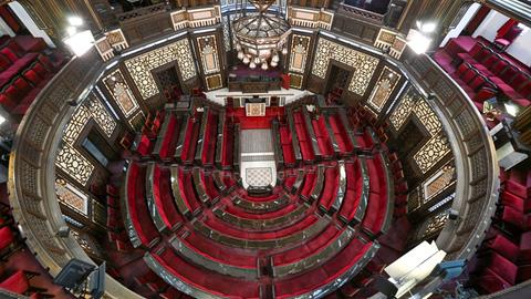 Das Bild zeigt den leeren Versammlungssaal des syrischen Parlaments. 