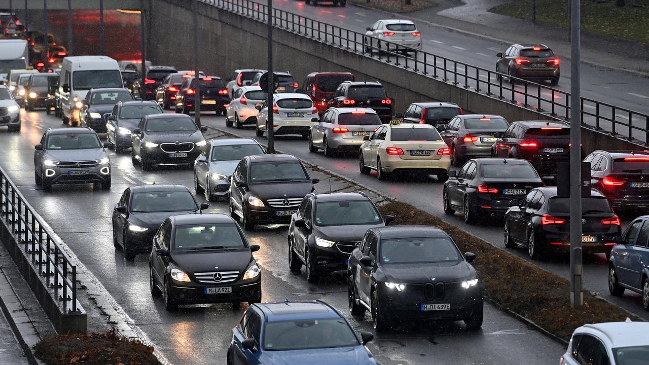 Abendlicher dichter Straßenverkehr auf dem Mittleren Ring in München