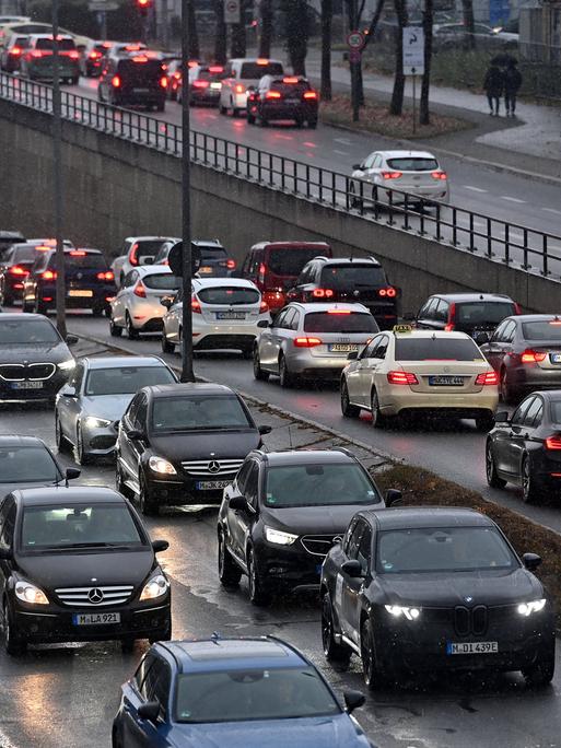 Abendlicher dichter Straßenverkehr auf dem Mittleren Ring in München