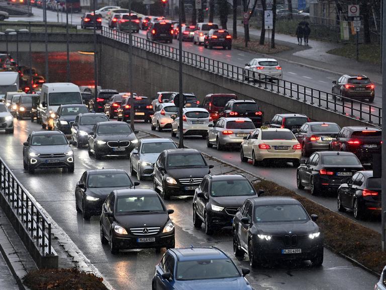 Abendlicher dichter Straßenverkehr auf dem Mittleren Ring in München
