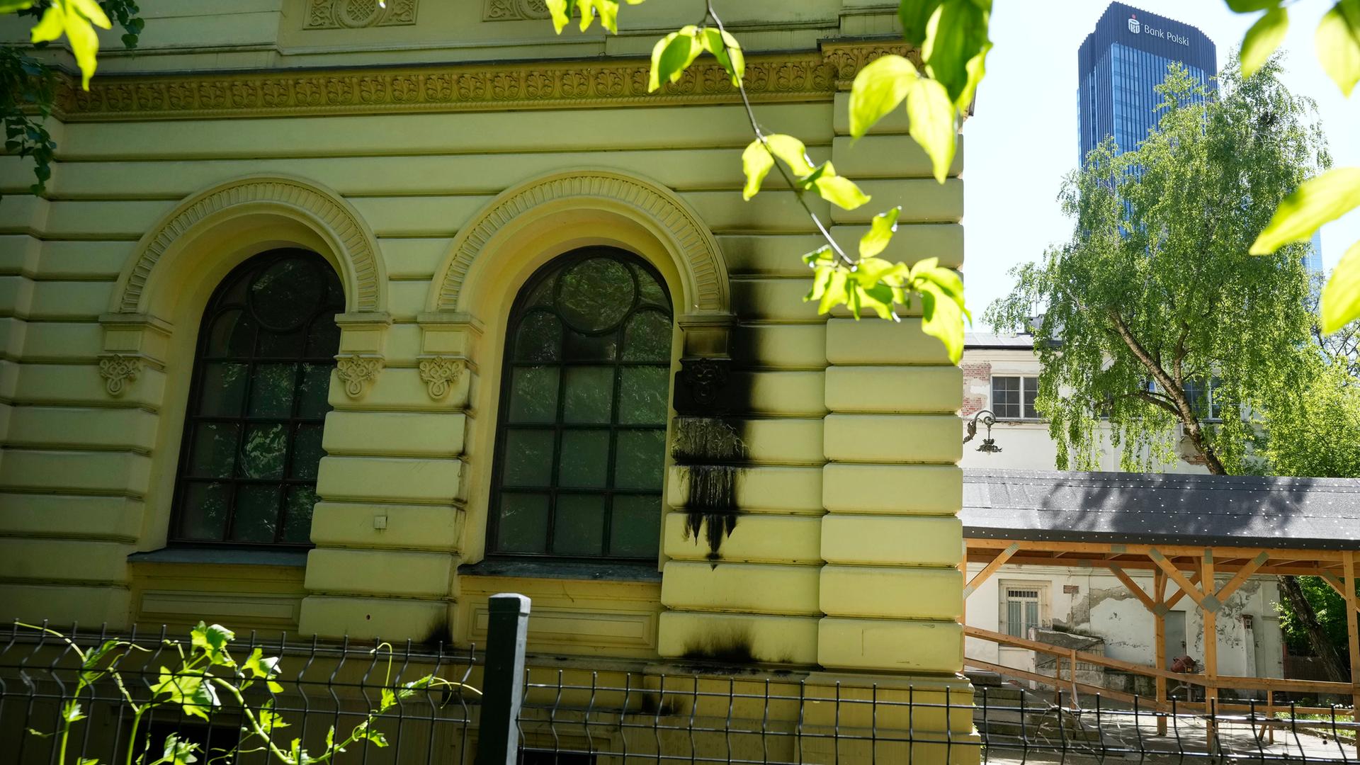Brandfleck an der Außenwand der Nozyk-Synagoge in Warschau