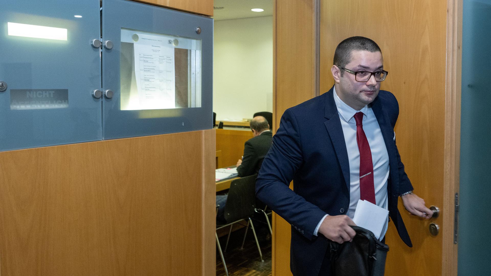 Augsburg: Andreas Jurca (AfD), Mitarbeiter der Landtagsfraktion, verlässt im Augsburger Strafjustizzentrum einen Gerichtssaal, nachdem er in einem Prozess im letzten Jahr als Zeuge ausgesagt hatte.