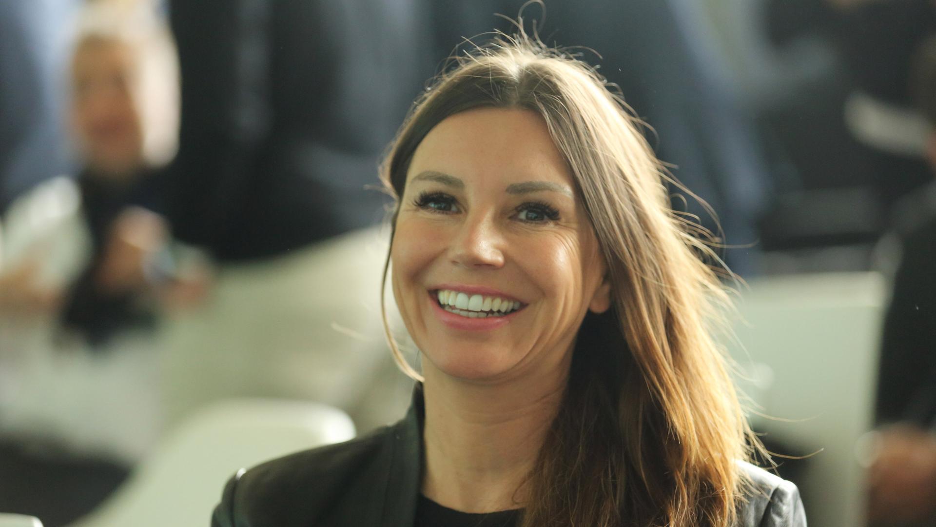 Teresa Enke, Vorstandsvorsitzende der Robert-Enke-Stiftung, lächelt bei einem öffentlichen Termin des Deutschen Fußball-Bundes.