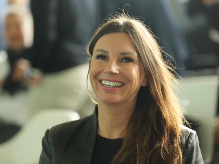Teresa Enke, Vorstandsvorsitzende der Robert-Enke-Stiftung, lächelt bei einem öffentlichen Termin des Deutschen Fußball-Bundes.