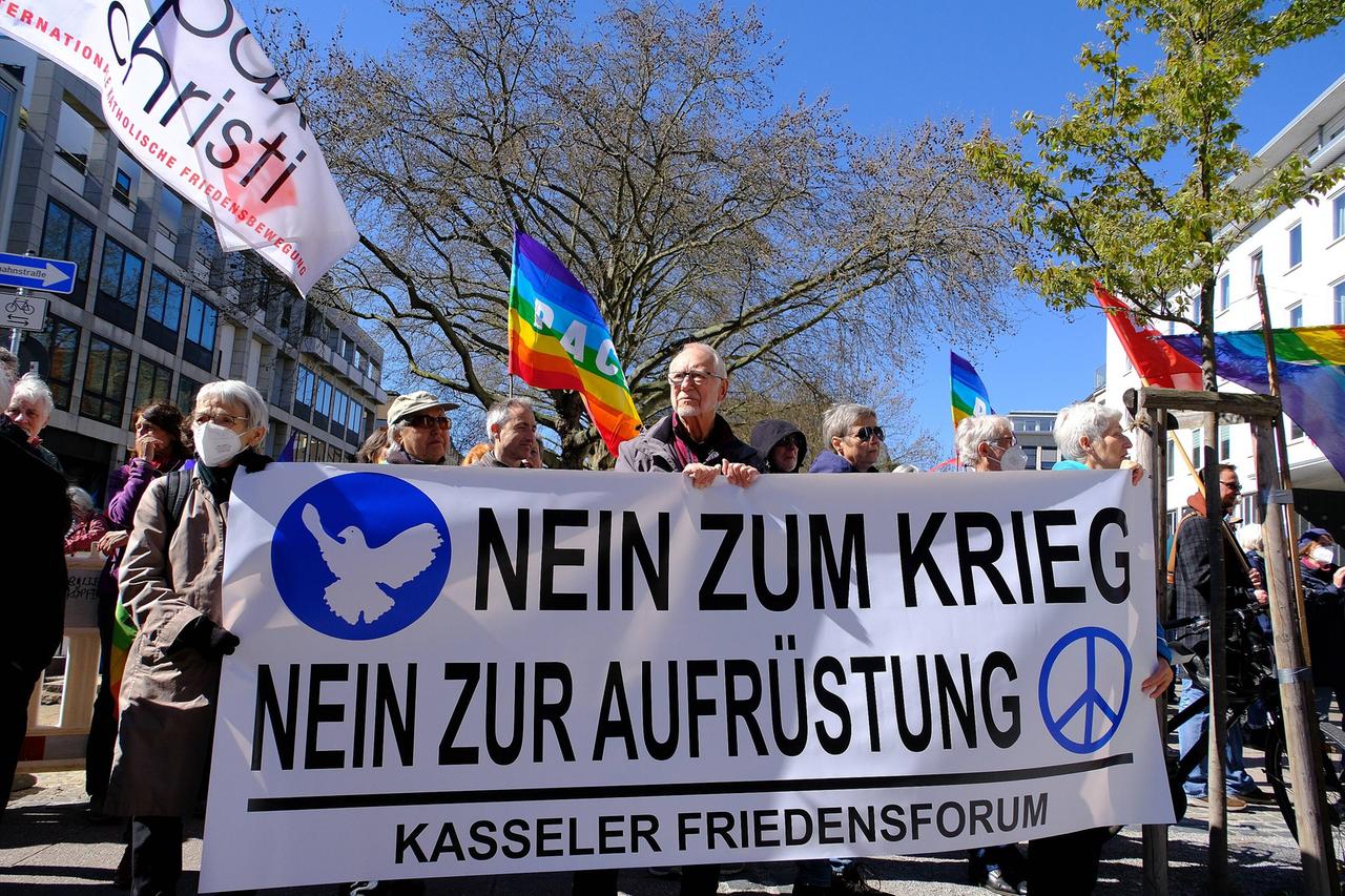 Beim Ostermarsch in Kassel ist ein Banner mit der Aufschrift "Nein zum Krieg - Nein zur Aufrüstung" zu sehen.