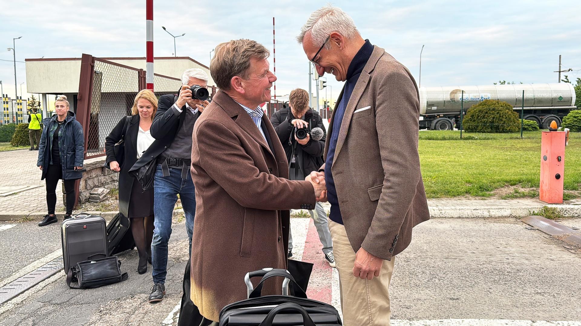 Außenminister Wadephul (l) wird an der polnisch-ukrainischen Grenze vom deutschen Botschafter in der Ukraine, Jäger, begrüßt. Außenminister Wadephul (l) wird an der polnisch-ukrainischen Grenze vom deutschen Botschafter in der Ukraine, Jäger, begrüßt.