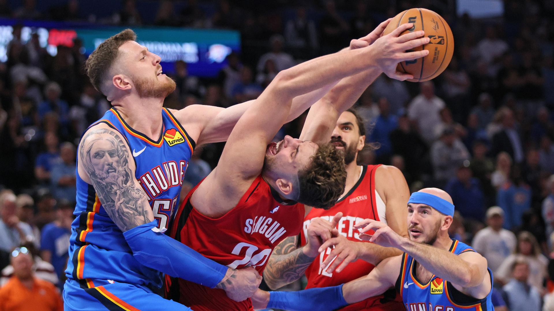 Basketballer Isaiah Hartenstein in einem harten Zweikampf mit Gegenspieler Alperun Sengün.