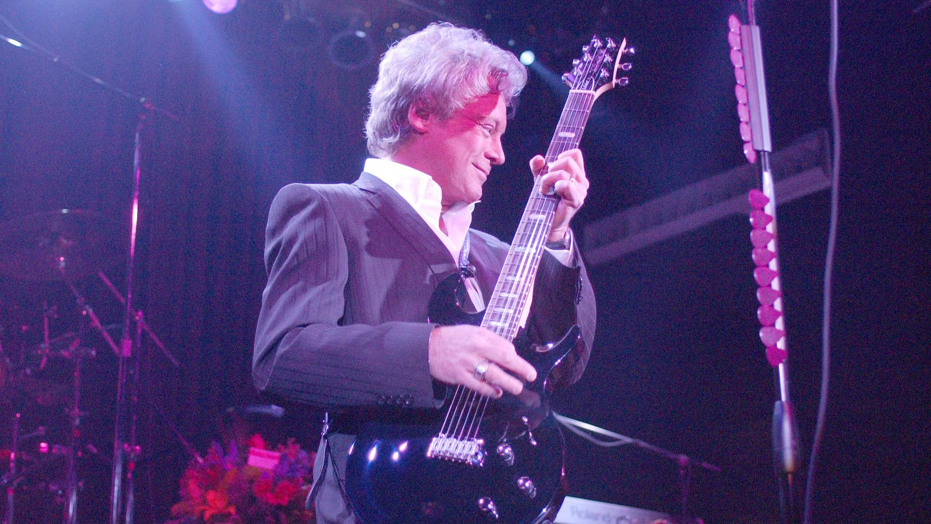 Eric Carmen spielt Gitarre während eines Konzerns im Jahr 2004.