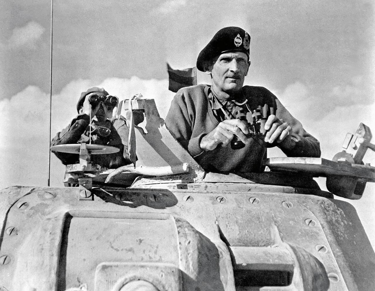Bernard Law Montgomery: Ein älterer Mann in Uniform und Fernglas steht auf einem Panzer. 