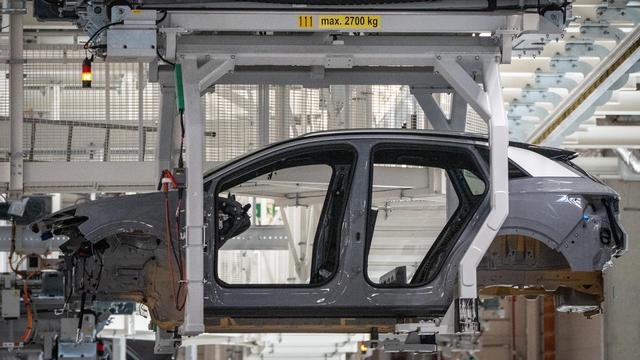 Die Karrosserie eines Autos bei der Produktion in einem VW-Werk