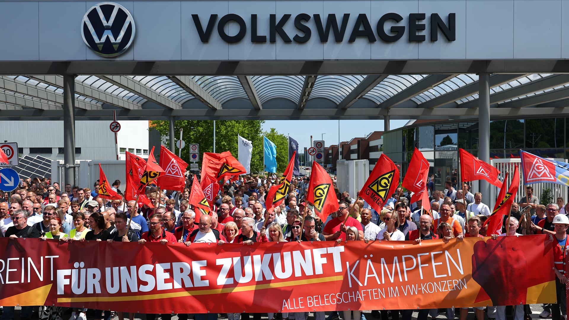 Beschäftigte von Volkswagen beteiligen sich an einer Informations- und Protestaktion der IG Metall vor dem VW-Werk in Zwickau. Beschäftigte von Volkswagen beteiligen sich an einer Informations- und Protestaktion der IG Metall vor dem VW-Werk in Zwickau.