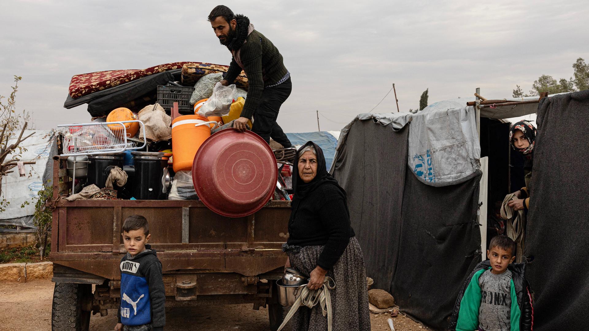 Syrische Kurden fliehen aus dem Norden von Aleppo nach Afrin. Eine Familie packt ihr Hab und Gut auf einen Pickup. 4. Dezember 2024.