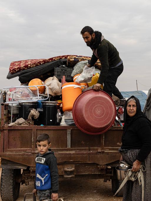 Syrische Kurden fliehen aus dem Norden von Aleppo nach Afrin. Eine Familie packt ihr Hab und Gut auf einen Pickup. 4. Dezember 2024.