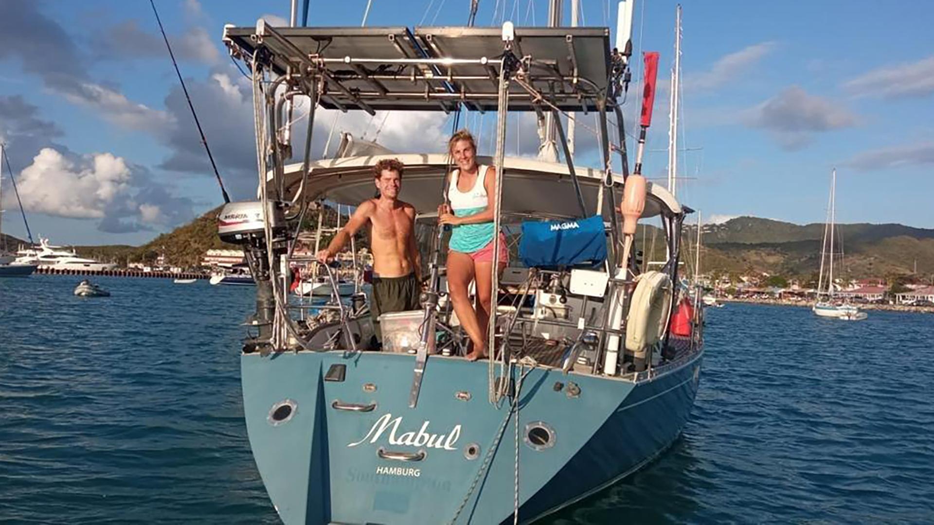 Das Aussteigerpaar auf seinem Schiff in der Karibik.