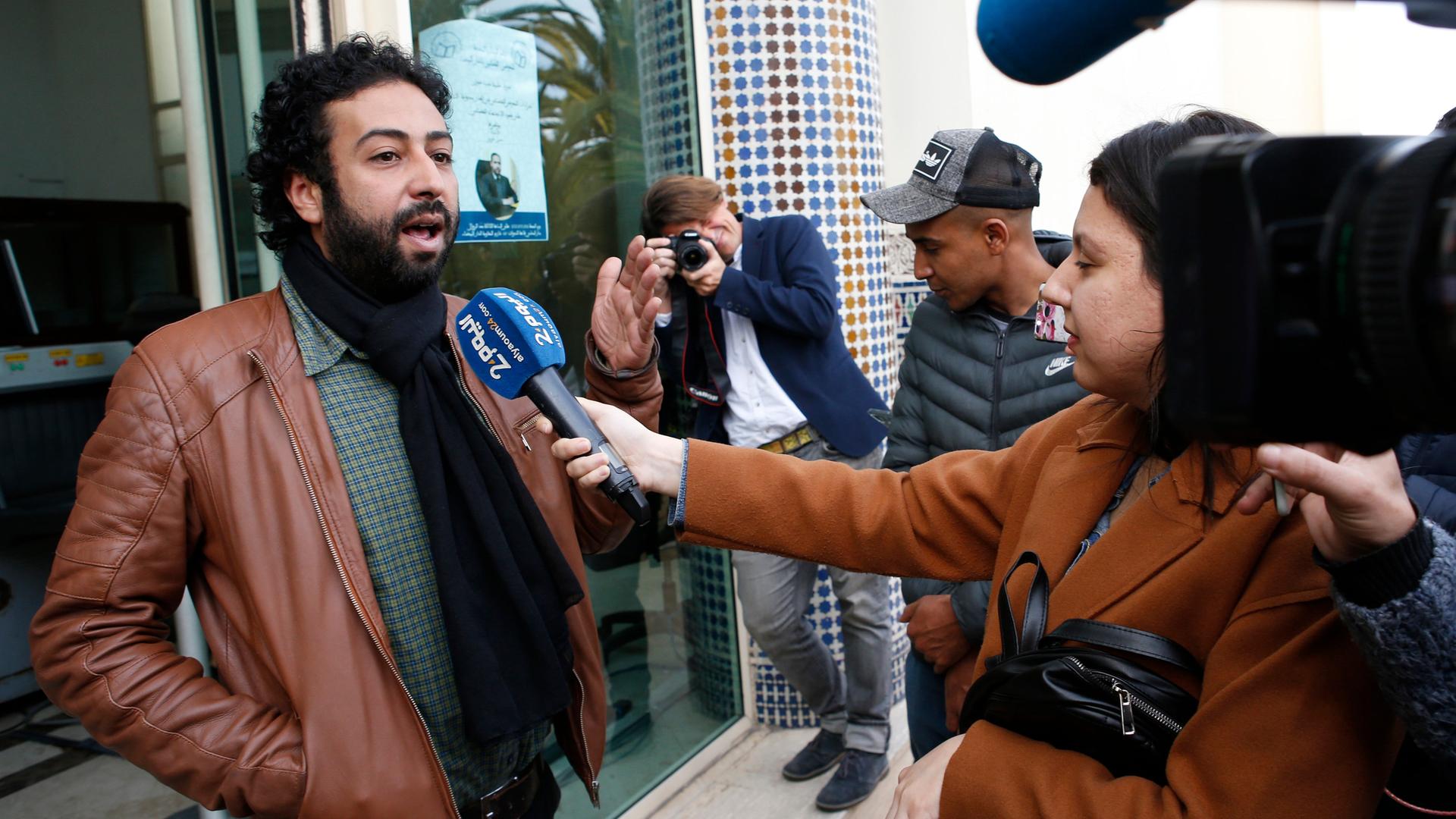 Der marokkanische Journalist und Aktivist Omar Radi gibt ein Interview vor dem Gerichtsgebäude in Casablanca, Marokko vor einer Gruppe von Journalisten. Der marokkanische Journalist und Aktivist Omar Radi gibt ein Interview vor dem Gerichtsgebäude in Casablanca, Marokko vor einer Gruppe von Journalisten.