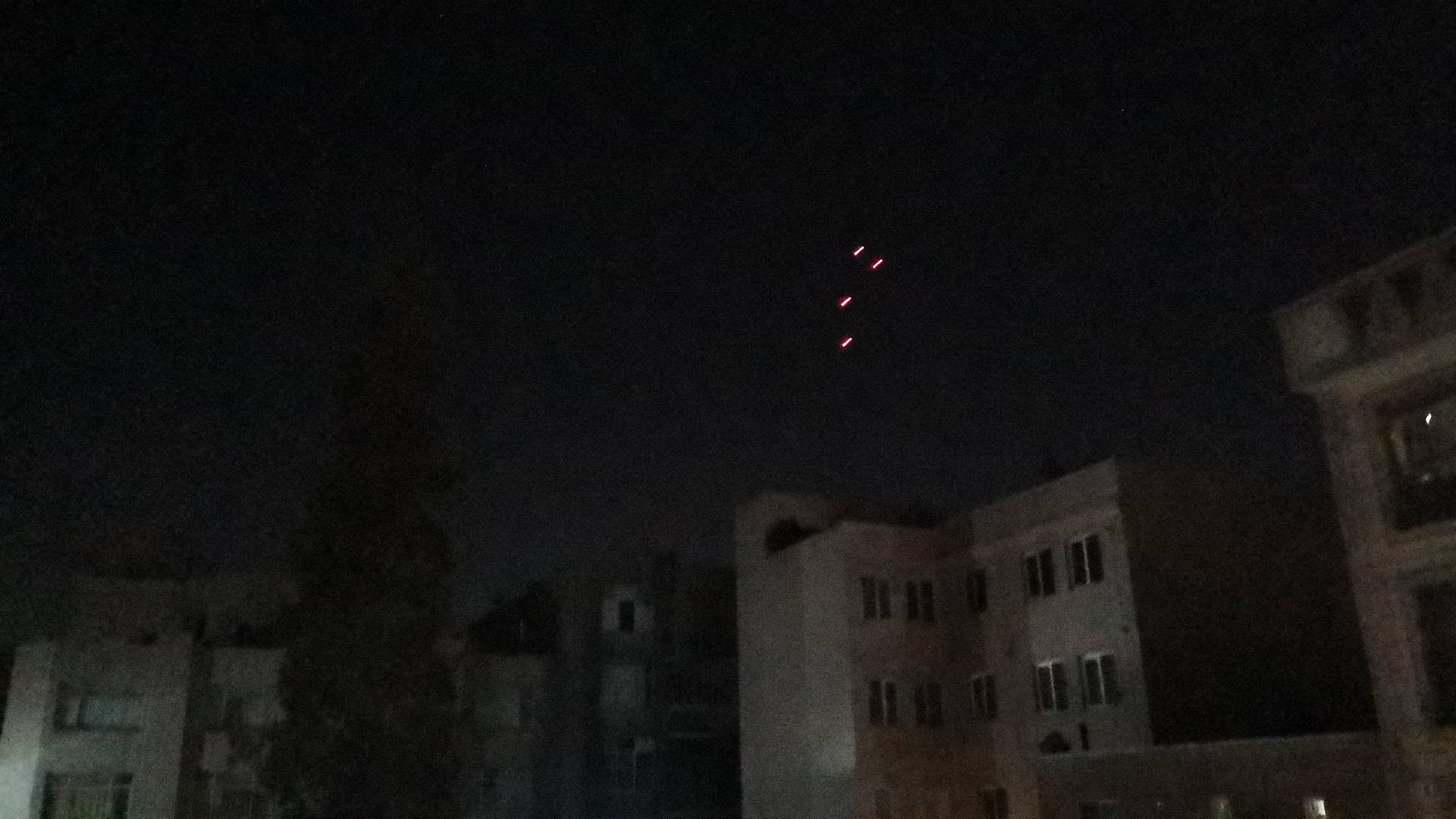 Nächtliche Ansicht von Teheran mit vier Lichtblitzen am Himmel. Iran, 26. Oktober 2024. In den frühen Morgenstunden des Samstags waren in der iranischen Hauptstadt Teheran mehrere Explosionen zu hören.