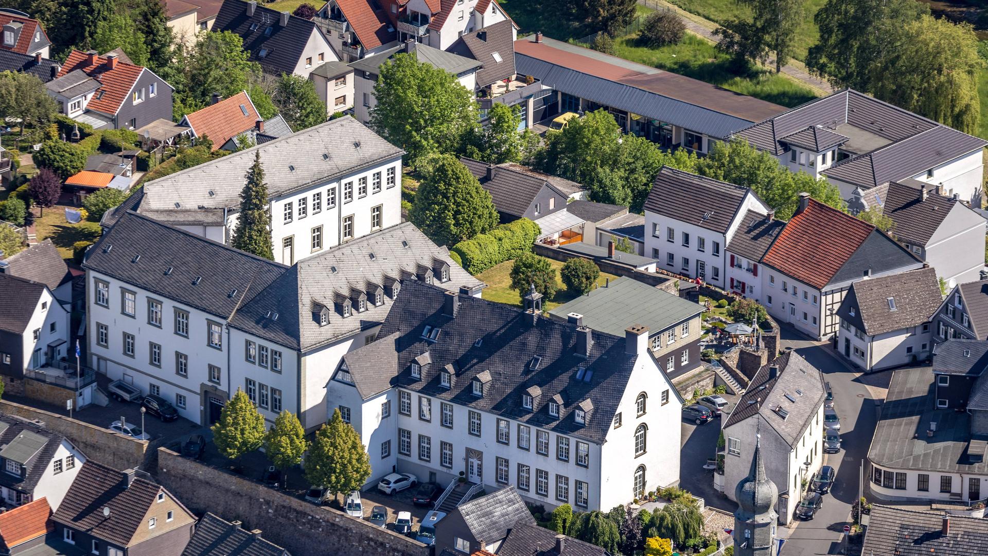 Ein Luftbild vom Dienstgebäude, Rathaus Schlosstraße in Arnsberg im Sauerland.