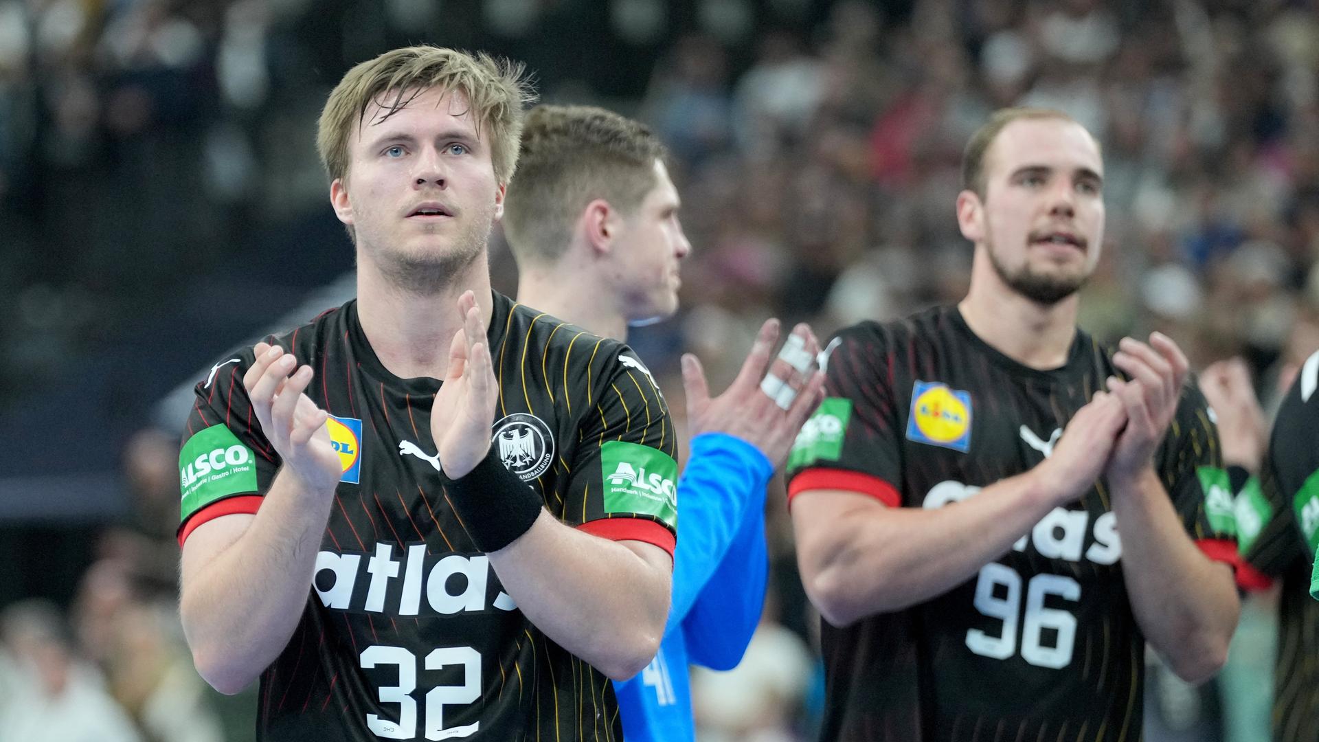 Flensburg: Franz Semper (l) und Deutschlands Tim Zechel jubeln nach dem Sieg im Handball-WM-Testspiel gegen Brasilien.