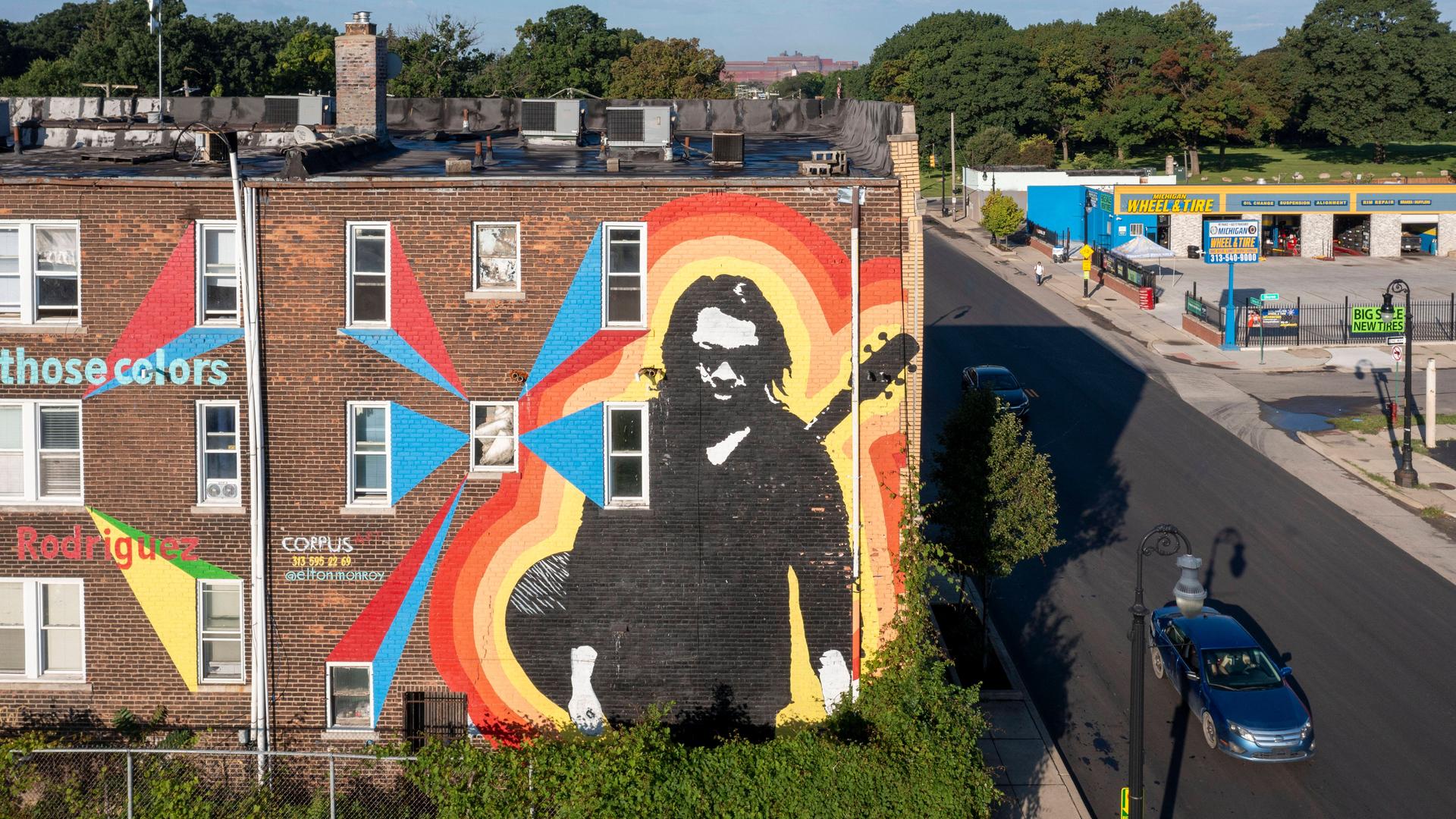 Blick auf einen Wohnblock, auf dem ein großes Bild den Sänger Sixto Rodriguez ehrt.