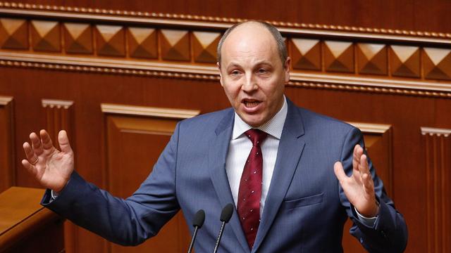 Ein Foto von Andrij Parubij. Hier spricht er im Jahr 2016 während einer Sitzung des ukrainischen Parlaments. Er hat seine Hände gehoben.
