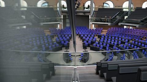 Berlin: Blick in den fast leeren Plenarsaal des Bundestags. 