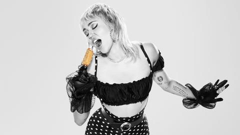 Miley Cyrus singt mit einem Eis in der Hand, statt einem Mikrofon.