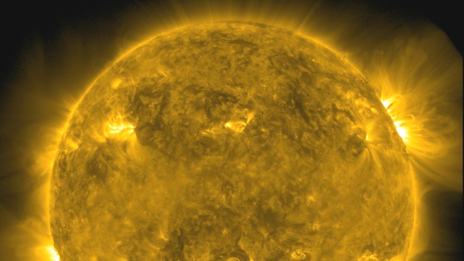 Eine Teleskopaufnahme zeigt die Sonne und Aktivitäten in ihrer Atmosphäre in Großaufnahme. Eine Teleskopaufnahme zeigt die Sonne und Aktivitäten in ihrer Atmosphäre in Großaufnahme.