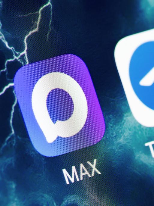 Auf einem Smartphone-Bildschirm sind die Logos der Apps Max und Telegramm zu sehen.
