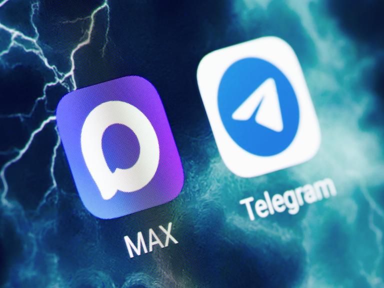 Auf einem Smartphone-Bildschirm sind die Logos der Apps Max und Telegramm zu sehen.